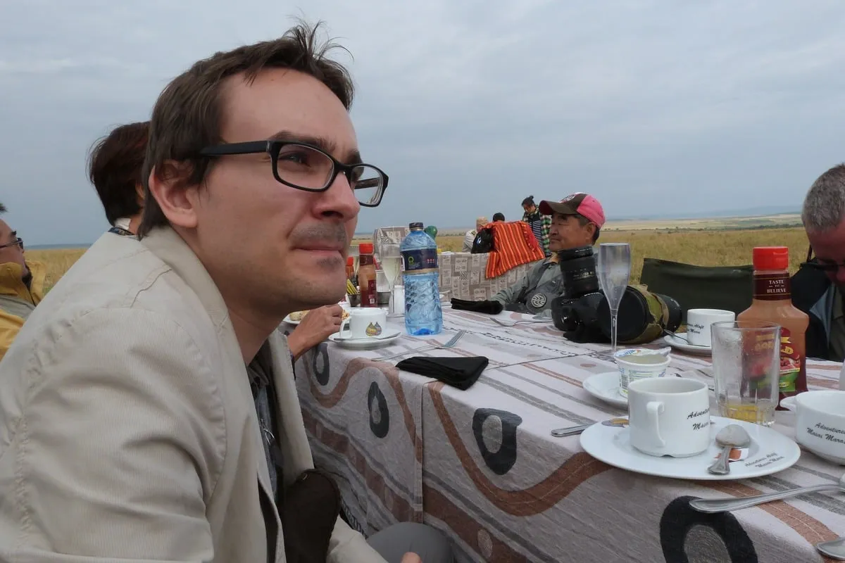 moi attablé en plein air pour le petit-déjeuner