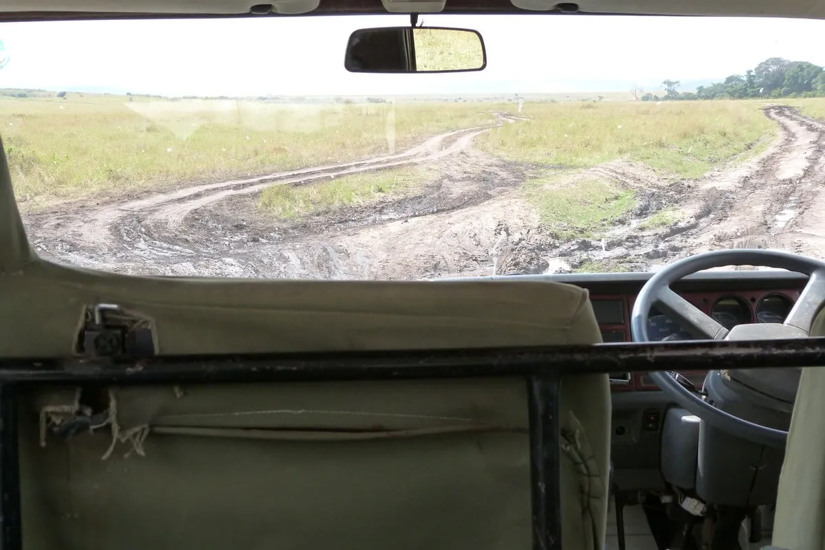 Vue depuis l'intérieur d'un 4x4 sur une piste boueuse et herbeuse