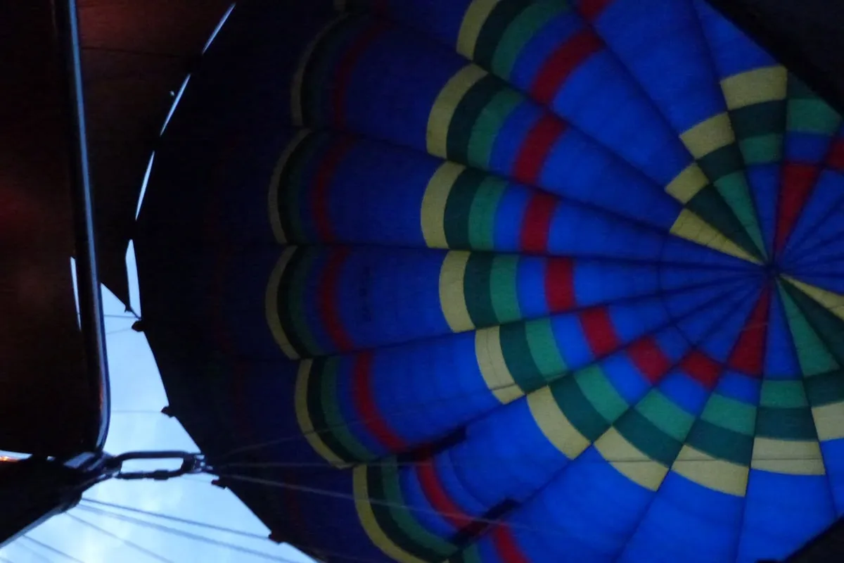 Vue intérieure d'une montgolfière aux bandes colorées bleues rouges et jaunes