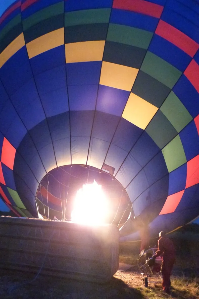 Intérieur d'une montgolfière gonflée par un brûleur