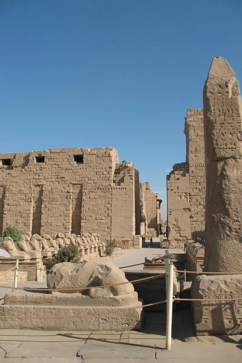 Obélisque et ruines d'un temple ancien