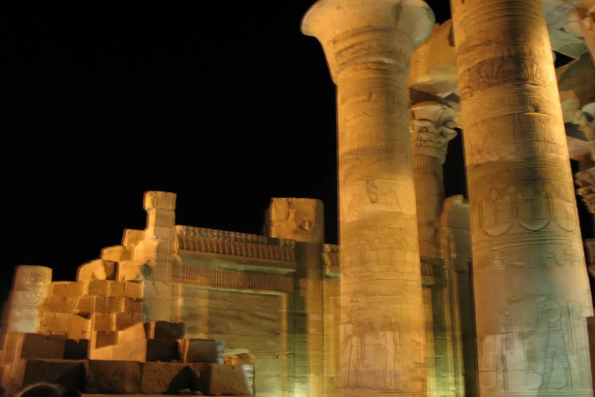 Colonnes et murs d'un temple antique illuminés de nuit