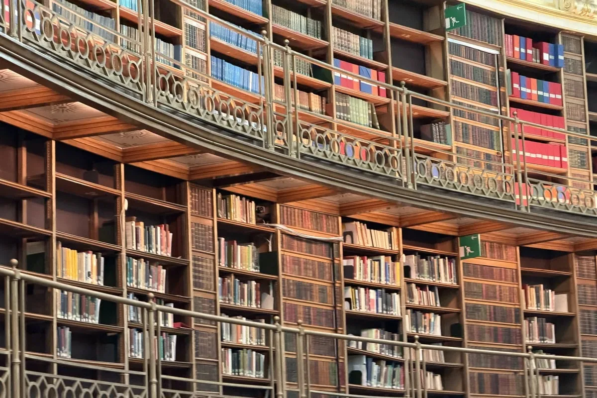 Étagères chargées de livres anciens