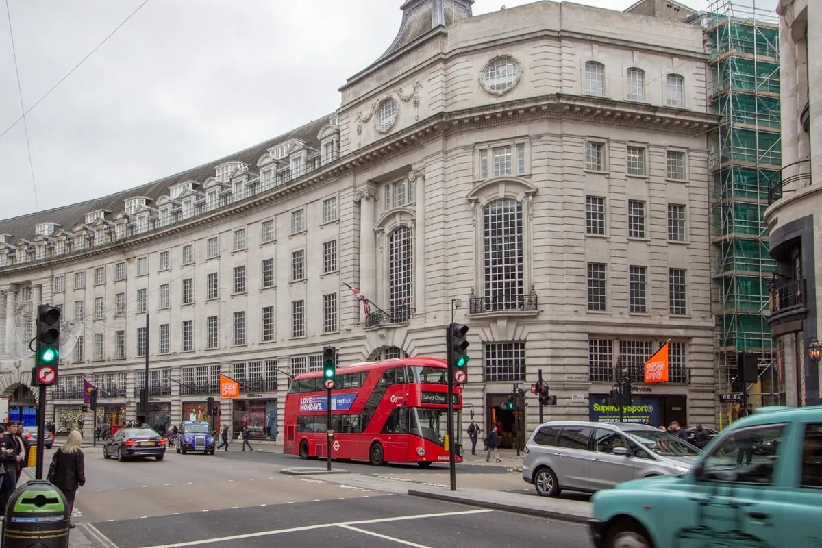 Bus rouge à impériale devant un bel immeuble de Regent's Street