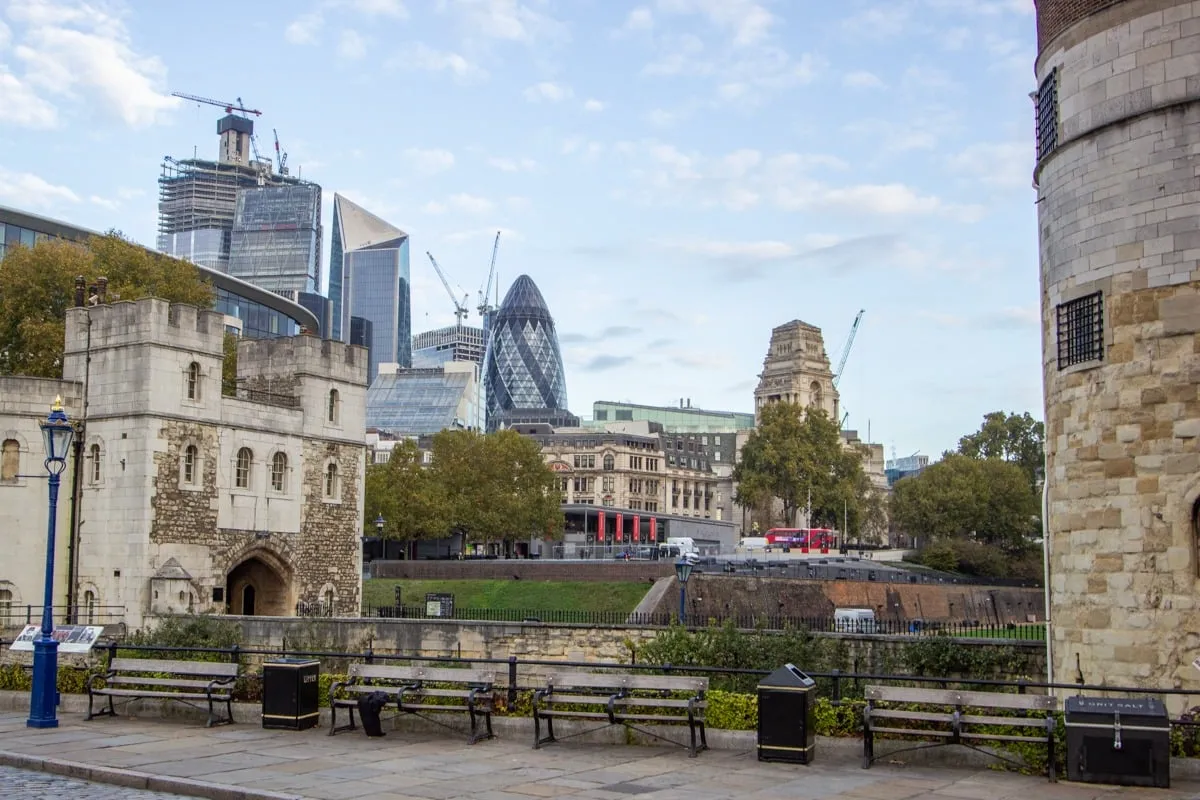 Tour de Londres avec gratte-ciels modernes en arrière-plan
