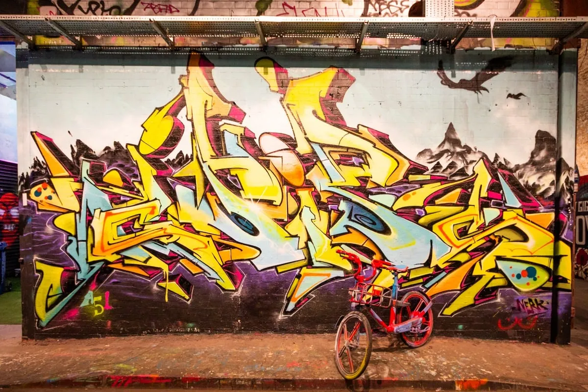Grand mural graffiti coloré