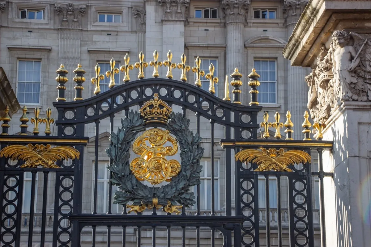 Grille noire et dorée ornée d'un blason royal