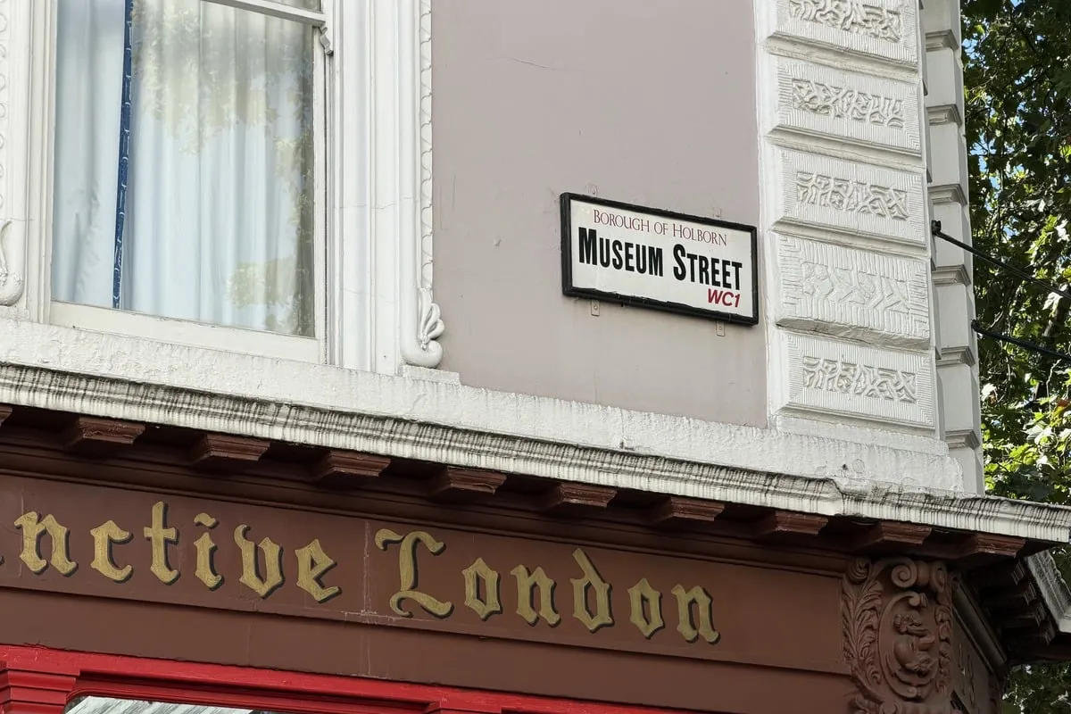 Panneau de rue Museum Street WC1 sur façade victorienne blanche