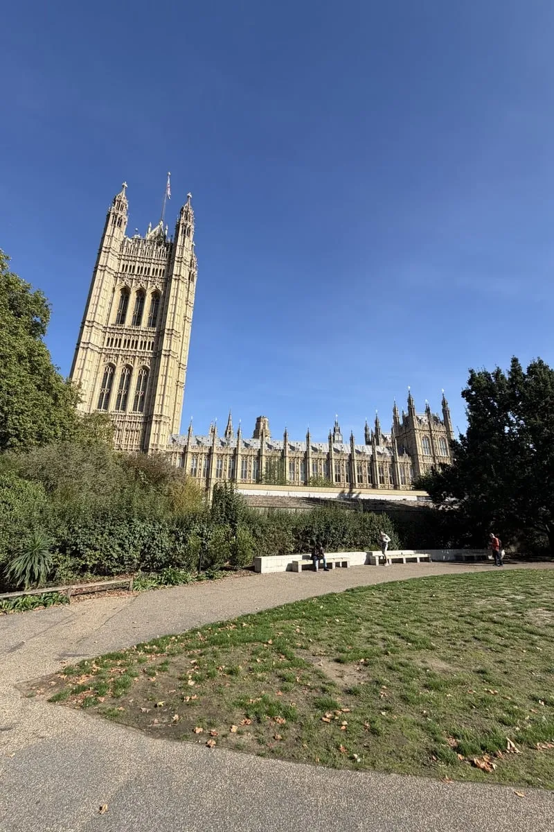 Tour de Westminster vue depuis un jardin verdoyant