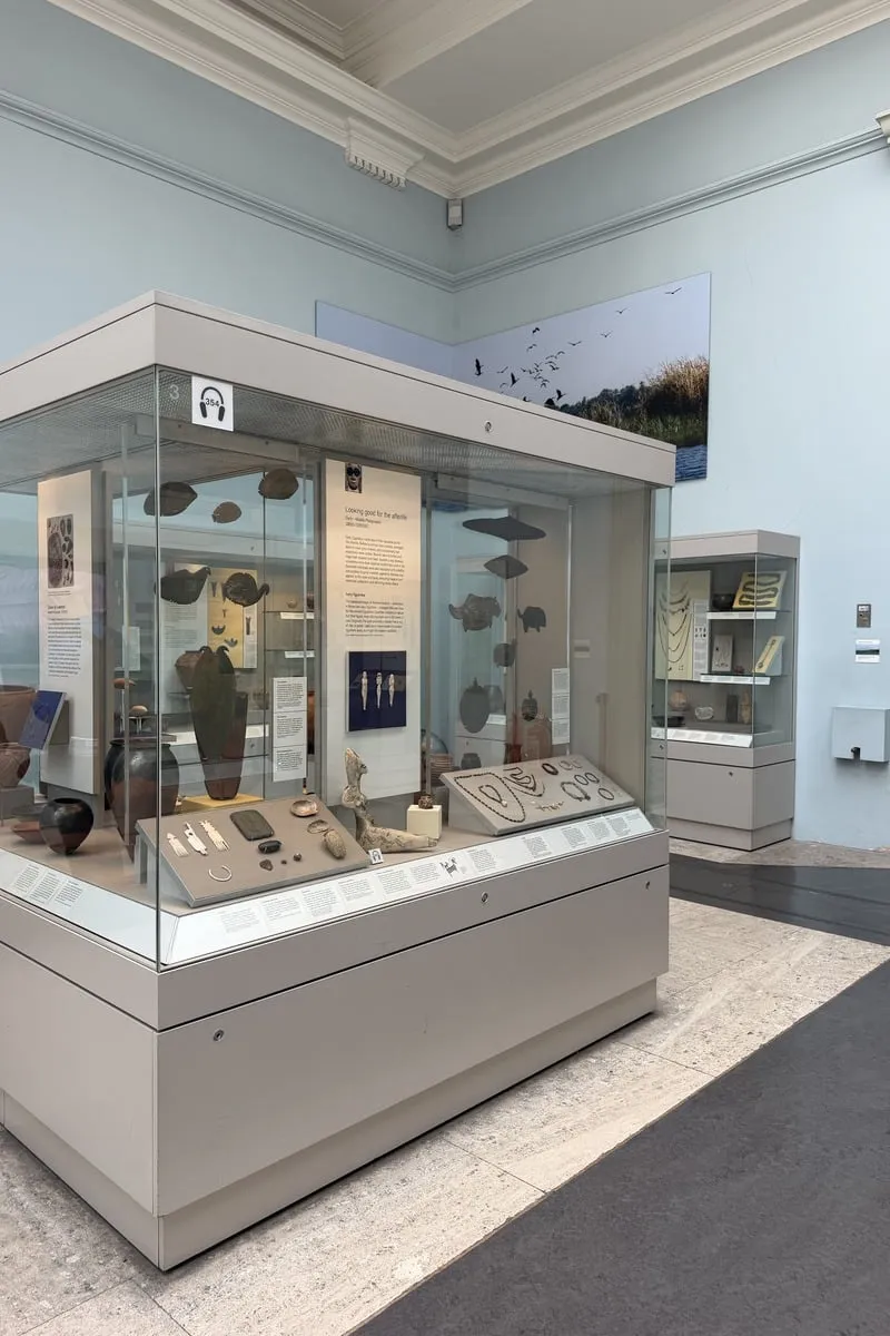 Vitrine de musée présentant des objets archéologiques et artefacts anciens