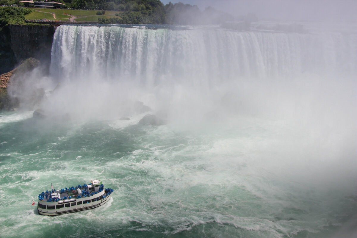 Bateau au cœur d'une chute à Niagara
