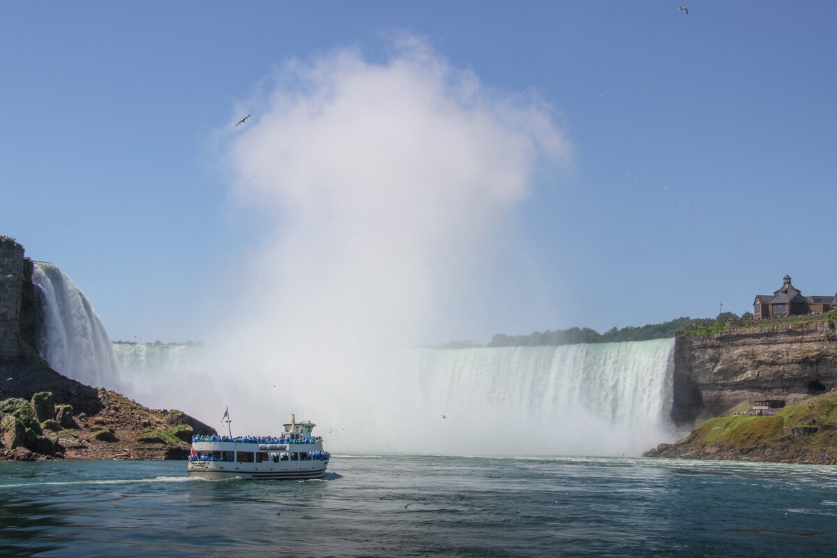 Bateau de touristes sur la rivière Niagara