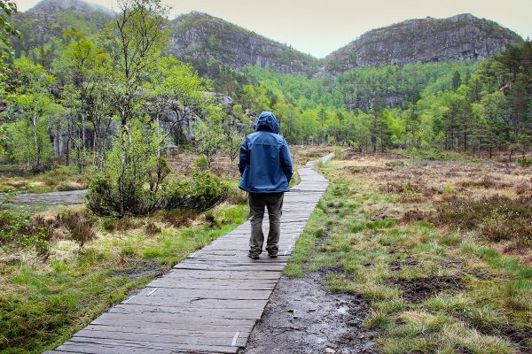 Sur le chemin de la randonnée du Preikestolen en Norvège