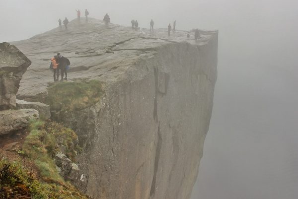Le Preikestolen, ou Pulpit Rock, sous la brume