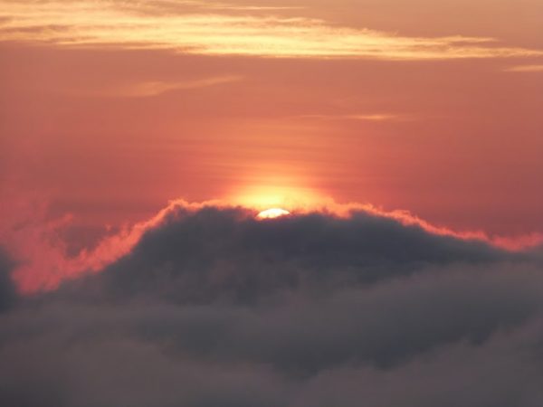 Lever de soleil au-dessus des nuages à Bali, au sommet du Mont Batur