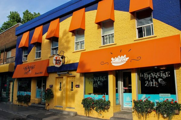 La façade colorée du restaurant de poutines "La Banquise" à Montréal