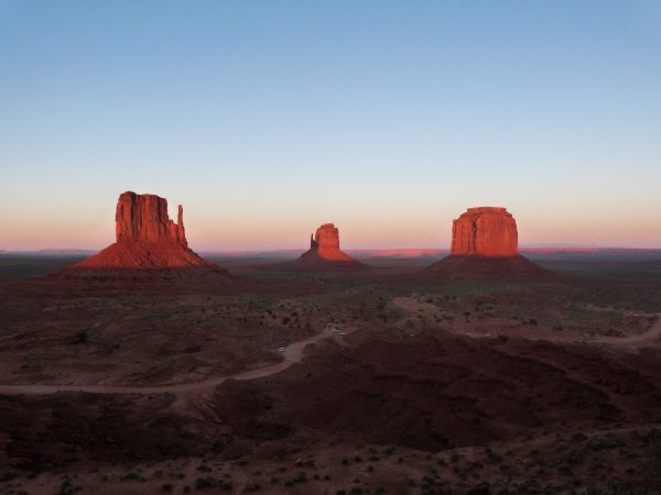 Le point de vue sur les mesas depuis le Visitor Center, au coucher du soleil