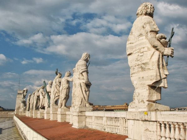 Statues de la basilique Saint-Pierre de Rome