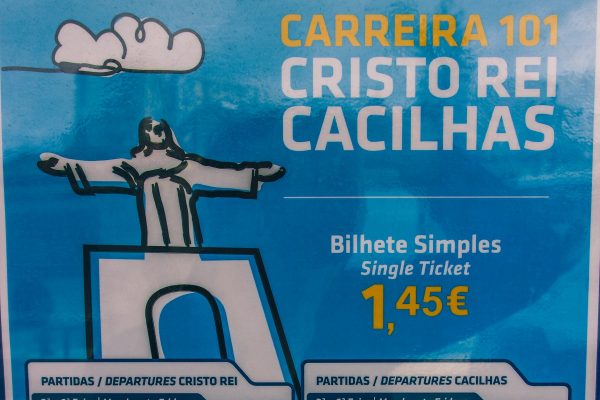 Dans l'abribus de la ligne 101 à Lisbonne menant au Cristo Rei