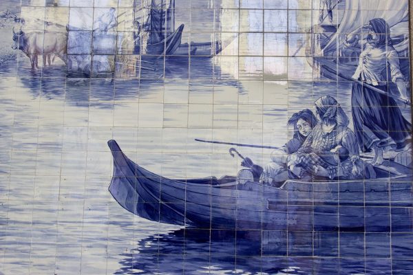 Les murs couvert d'azulejos dans la gare de Porto