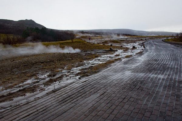 Sur le parcours du site de Geysir, au milieu des geysers