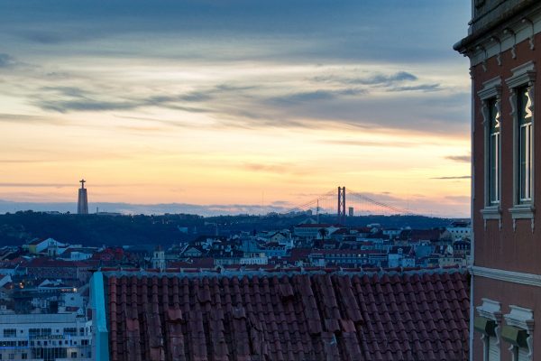 Coucher de soleil sur Lisbonne avec vue sur le Pont du 25 Avril et le Cristo Rei