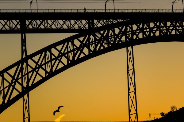Le lever de soleil sur le Ponte Luis I : depuis la rive nord, sur le Cais de Ribeira