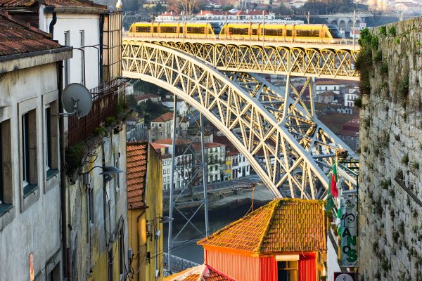 La vue sur le Ponte Luis I depuis la rue Escada dos Guindais