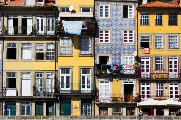 Les façades colorées du quartier de la Ribeira à Porto