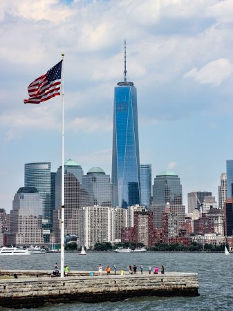 Vue sur la skyline du sud de Manhattan depuis le ferry, en arrivant sur Ellis Island