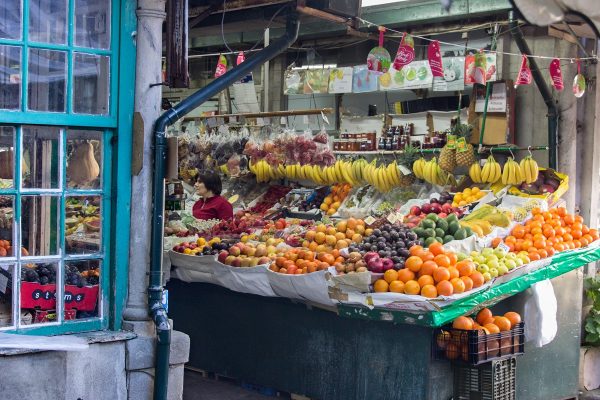 Les fruits et légumes notamment dans les allées centrales du marché de Bolhao