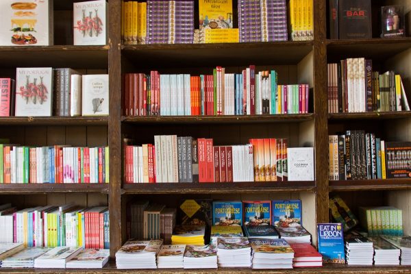 Les étagères remplies de livres de la Librairie Lello de Porto