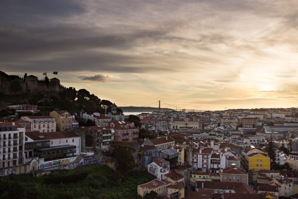 Coucher de soleil sur Lisbonne depuis le Miradouro Sophia de Mello Breyner Andresen