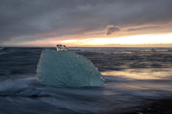 Un bloc de glace sur le bord de la Diamond Beach