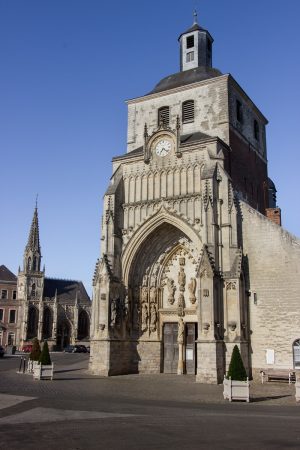 L'abbatiale Saint-Saulve sur la place Gambetta de Montreuil-sur-Mer