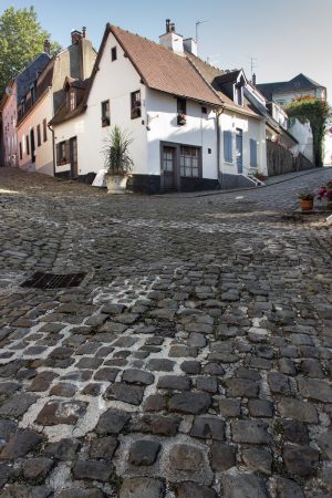 La cavée Saint-Firmin à Montreuil sur Mer : rue pavée et en forte pente