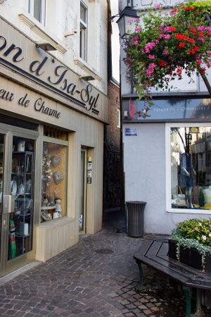 L'accès à la ruelle d'Enguinehaut depuis la rue d'Hérambault à Montreuil sur Mer