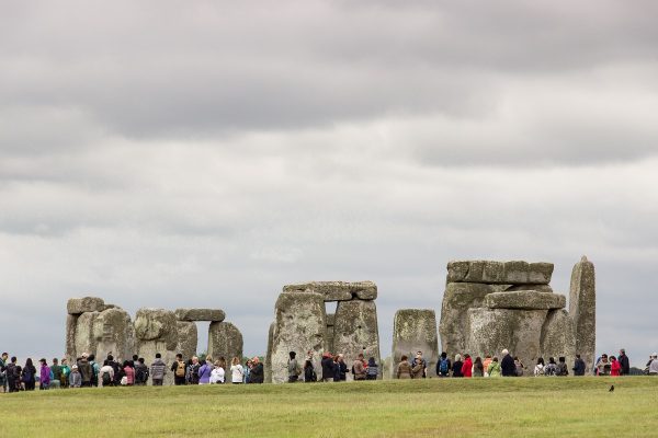 la foule est présente à Stonehenge