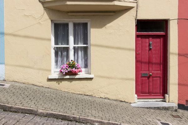 Les façades colorées de Cobh dans une rue très pentue