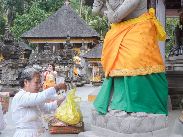 Le port du sarong est obligatoire dans les temples à Bali