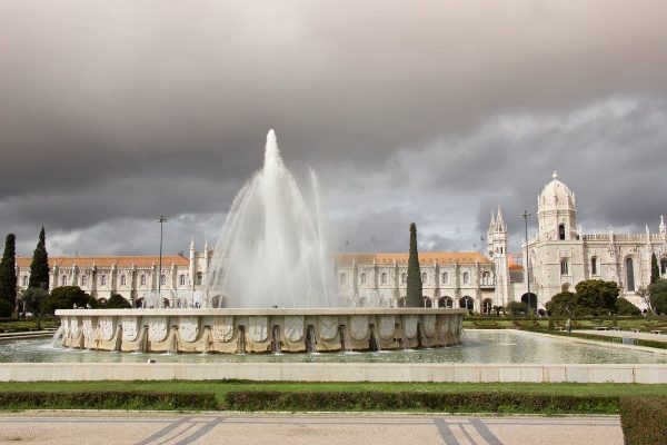 Le monastère dos Jerónimos de Lisbonne vu depuis les jardins
