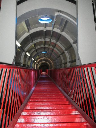 Un escalier à l'intérieur de l'Atomium de Bruxelles