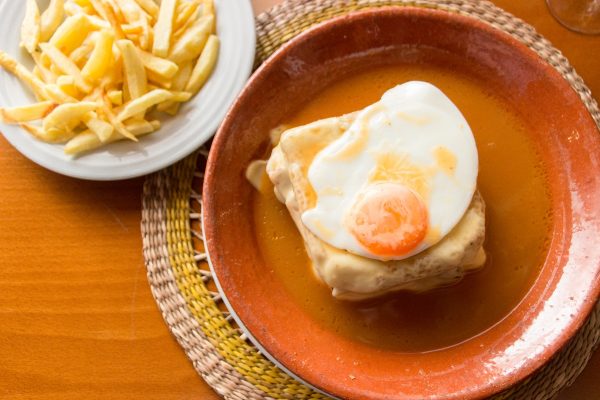 La francesinha : plat typique de Porto