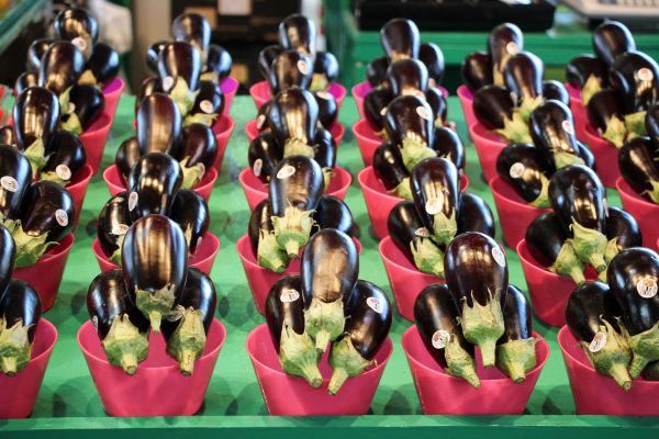 Un étal d'aubergines sur le marché Jean-Talon de Montréal
