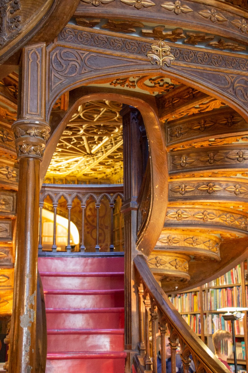 Escalier de la librairie Lello de Porto
