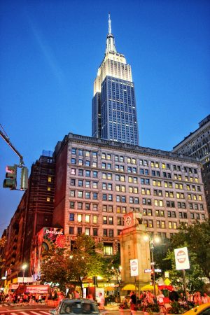 L'Empire State Building éclairé de nuit