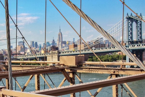 Vue sur l'Empire State Building depuis le pont de Brooklyn