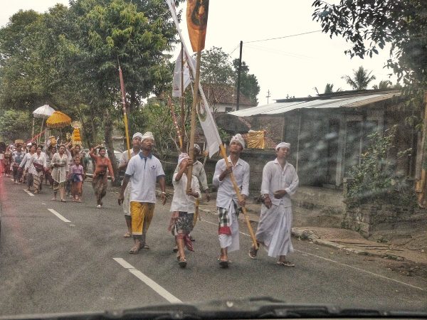 Une procession sur la route à Bali