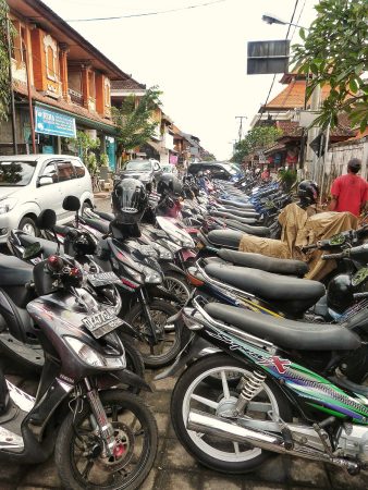 Des scooters garés à Bali