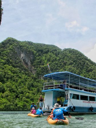 Les canoës et le bateau principal pour l'excursion sur la James Bond Island